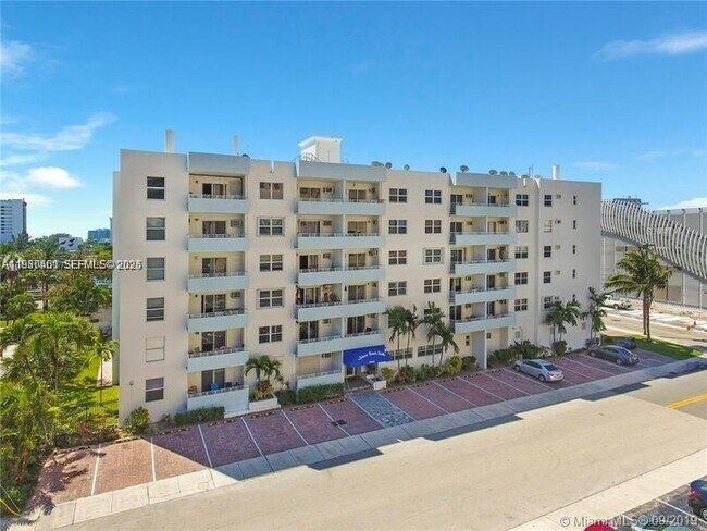 Photo - 2900 Banyan St Unidad 305