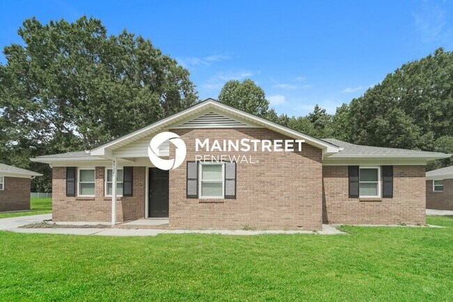 Photo - 3 Bedroom Pet-Friendly Home in Charlotte, NC with Main Street Renewal