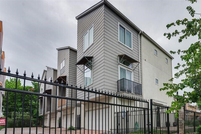 Photo - 2002 Blodgett St