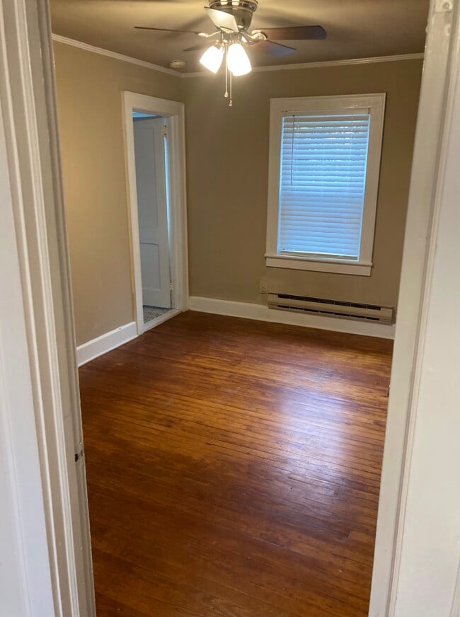 Master bedroom - 100 E Fearing St Unit 1