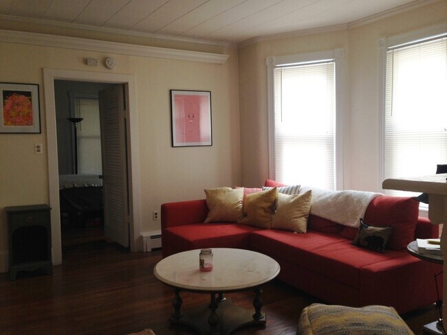 Photo - Fantastic Apartment in Great Neighborhood. Recently Renovated! Hardwood Floors! Private Driveway! Unidad 1901-01