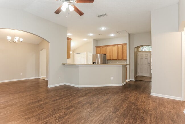 1841 Creekview Dr