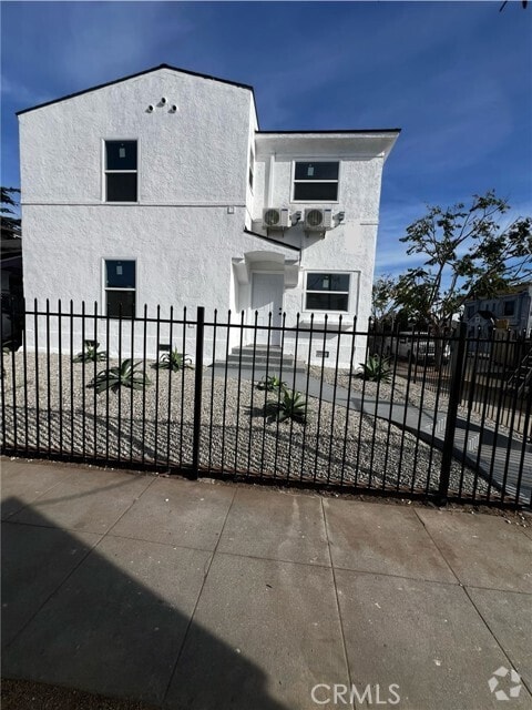 Building Photo - 1125 W 43rd St Rental