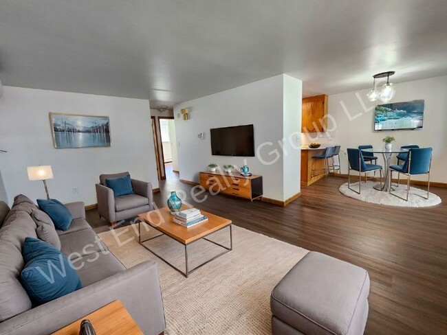 Photo - 348 W 5th St