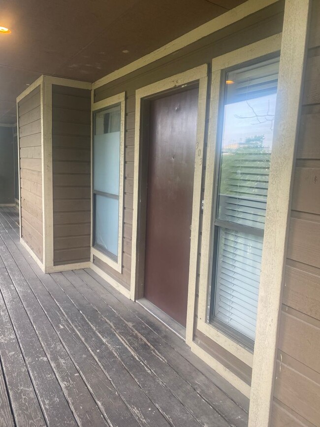 Photo - LAW SCHOOL SPECIAL - 1BD PLUS STUDY / 2BD/1BA