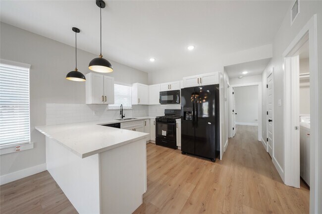 Photo - 402 E 37th St