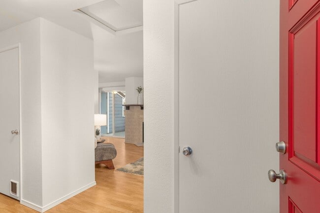 Photo - Charming 2 Bed/1 Bath Lake Oswego Condo in Eagle Crest Community