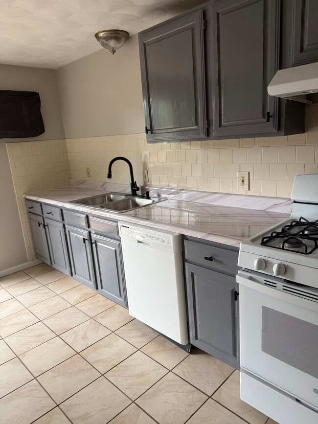 Photo - 15 Burns St Unit Spacious 2Bedroom 2