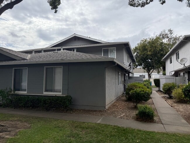 Building Photo - Great Condo with 1 car garage and indoor l... Unit 3