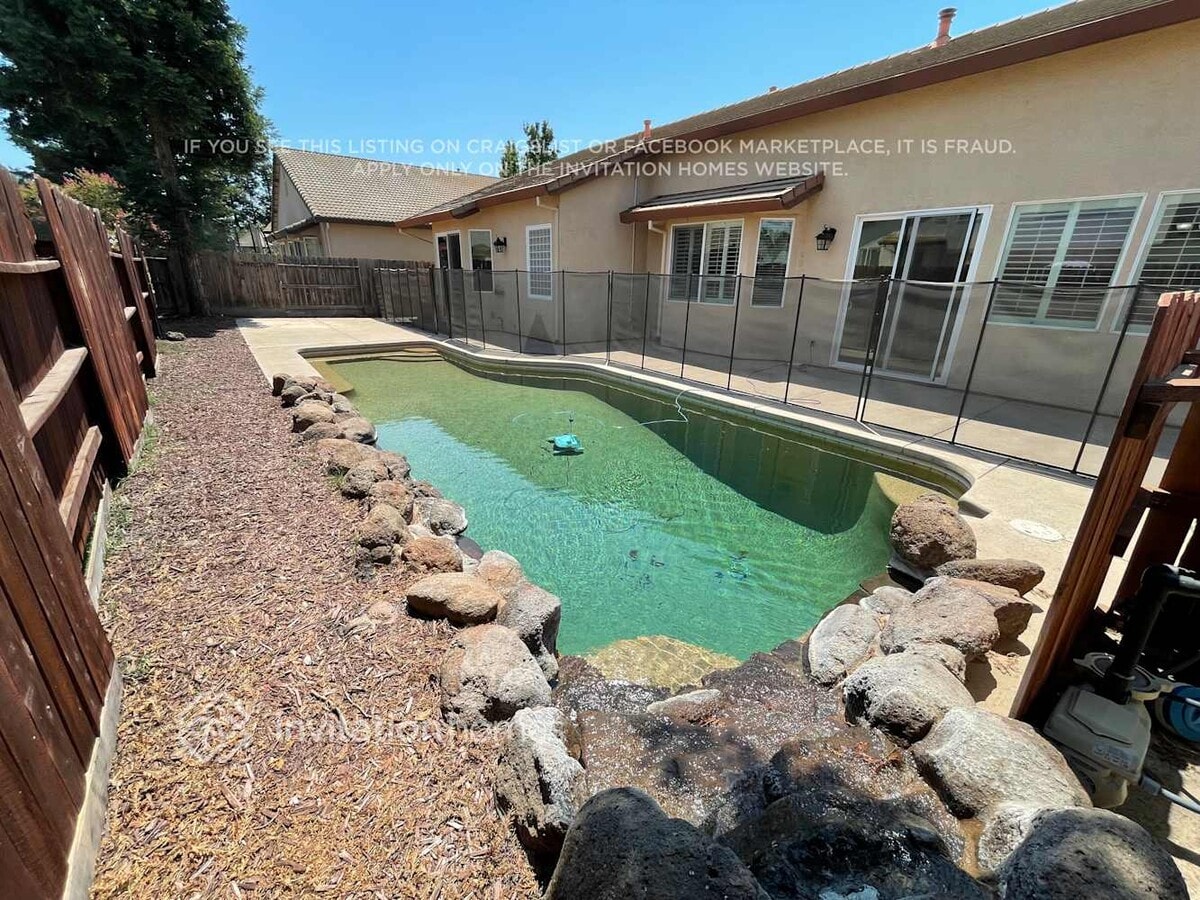 Photo - 1070 Steele Way