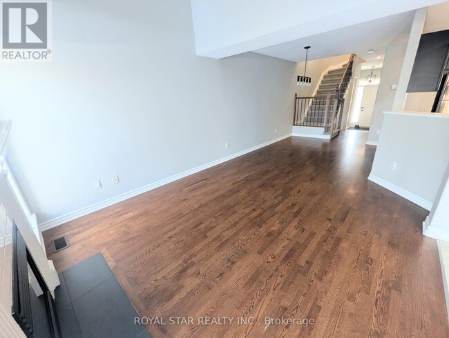 Photo - 210 Talltree Crescent