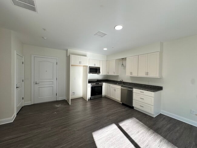 Building Photo - 10 Franklin Ave Unit 102