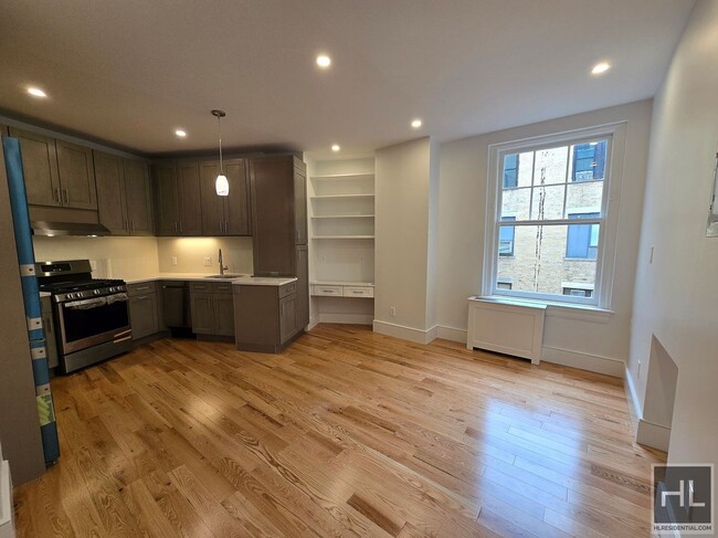 Building Photo - Star Kitchen Pre-War Charm Rental