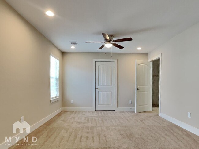 Photo - 5003 Higgins St