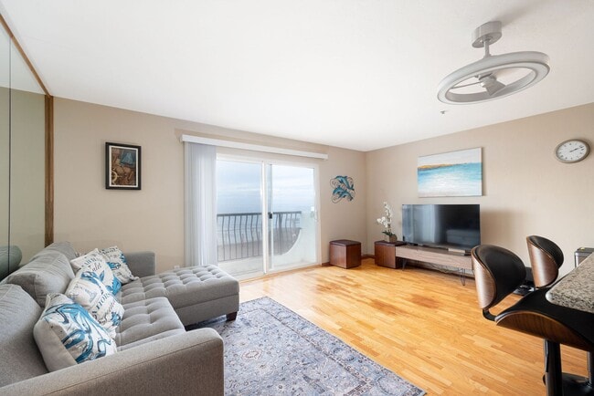 Building Photo - Oceanfront 2 bedroom condo available, full... Unit 103