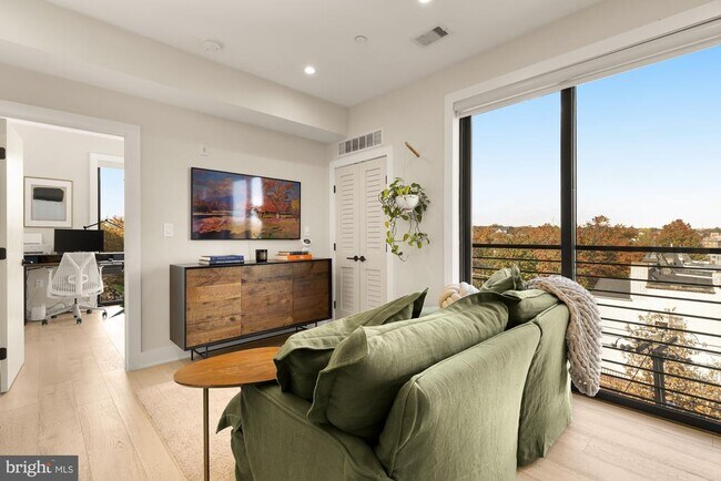 Photo - 3933 14th St NW Unidad 8