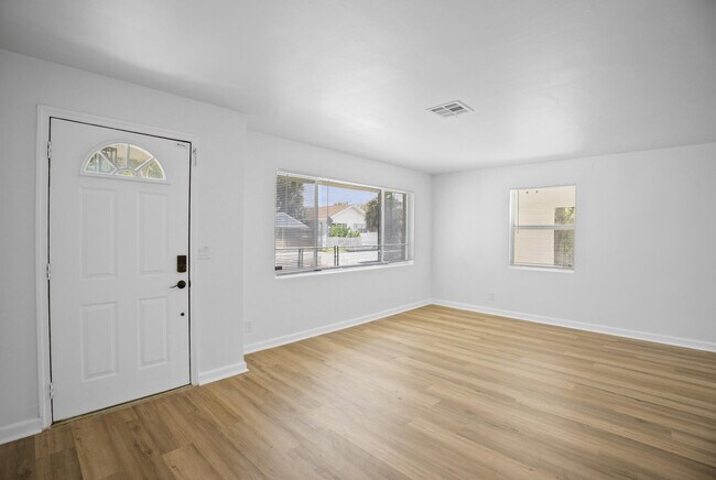Photo - 401 42nd St