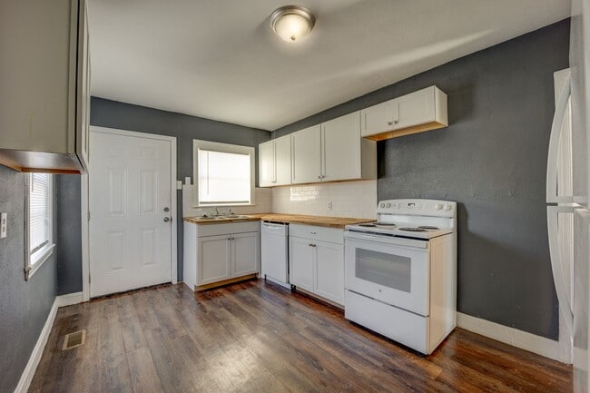 Freshly Renovated 2 Bedroom Home - Freshly Renovated 2 Bedroom Home