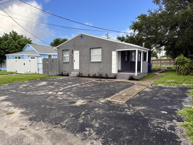Building Photo - 172 W 15th St Rental