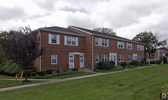 Crescent Woods Apartments For Rent in Bethpage, NY | ForRent.com