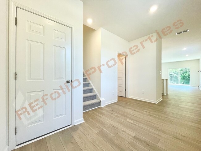 Photo - 1128 Goldenshrub St