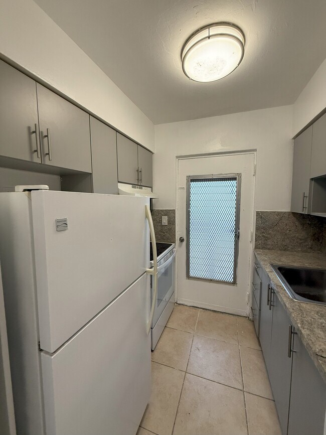 Kitchen - 5165 W Flagler St