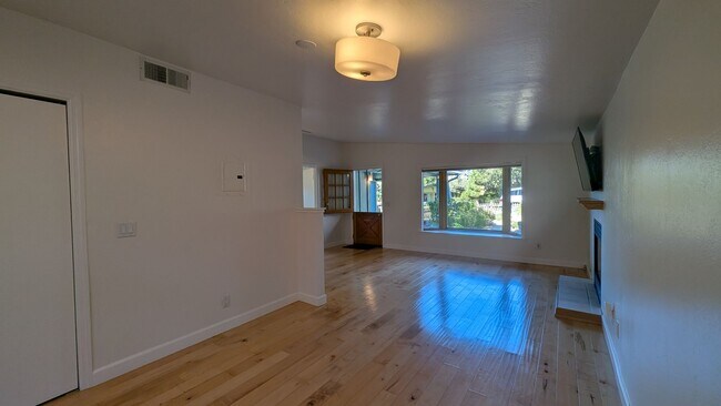 Photo - Bright and Cozy 3 Bedroom Home In Pacific ...