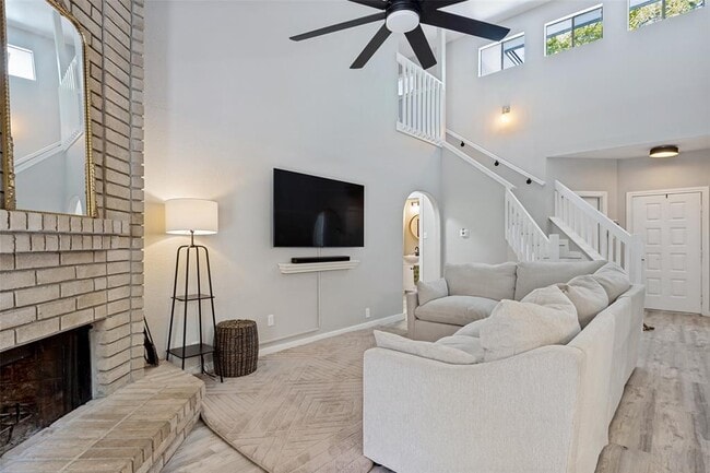 16301 Essex Cove
