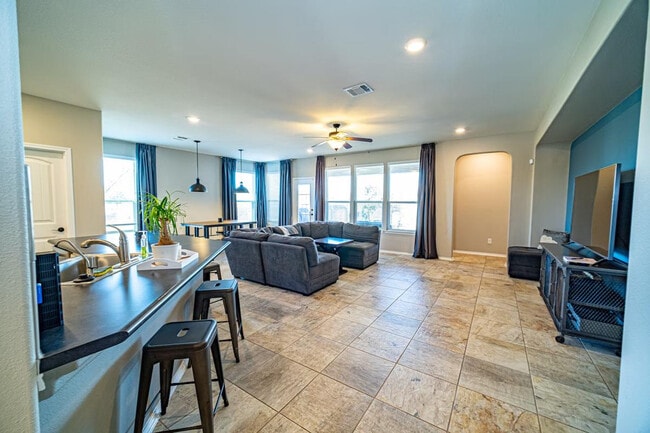 Building Photo - 8221 Reggio St Rental
