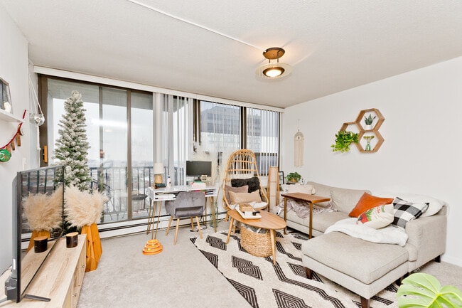 Photo - 2740 N Pine Grove Ave Unit #  013F