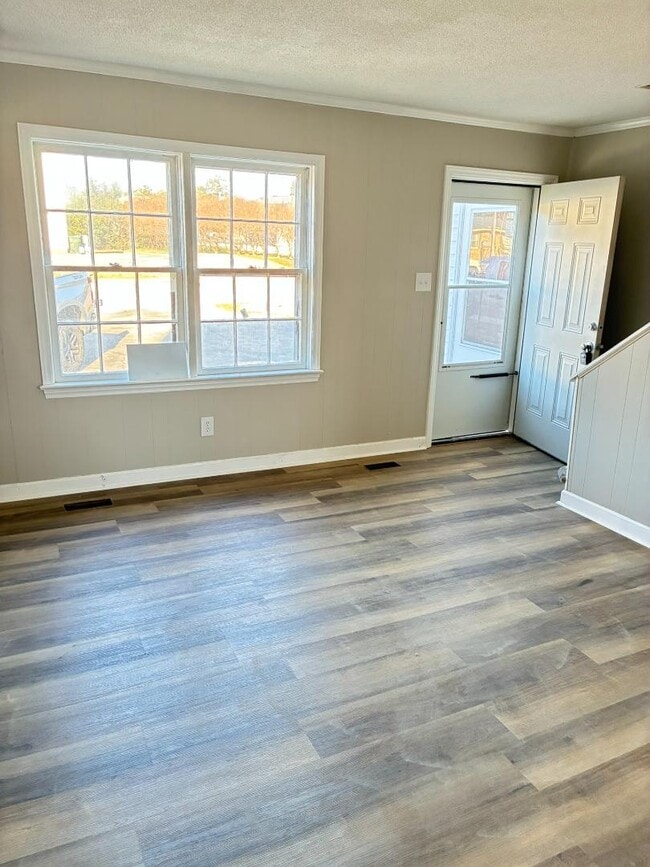 Photo - 1612 Dartmore Dr N