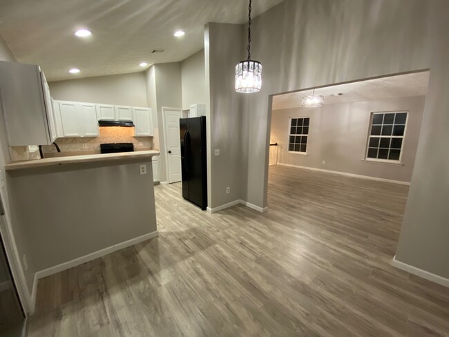 Photo - 280 Bridgestone Ln