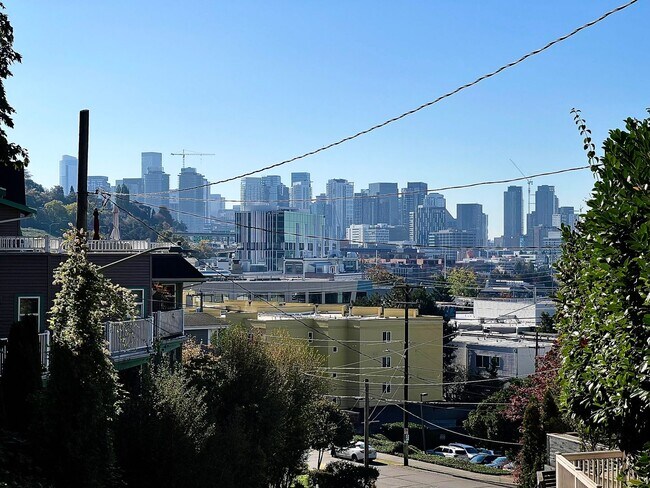 Photo - 1921 Franklin Pl E Unit Lower