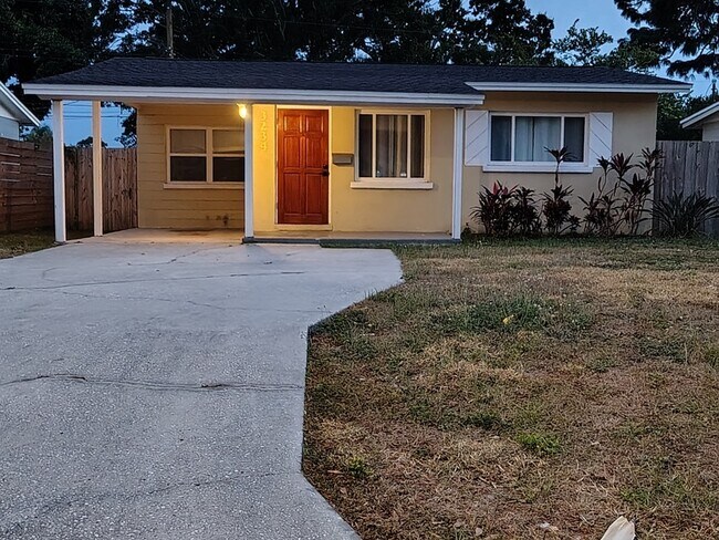 Building Photo - 3234 35th Ave N