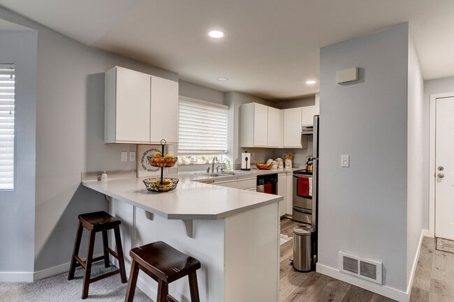 Building Photo - Second Story 2 bed 2 bath condo