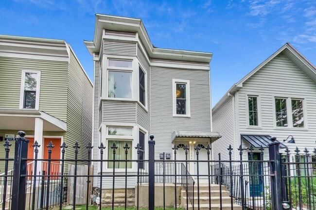 Building Photo - 3618 W Dickens Ave Unit #1