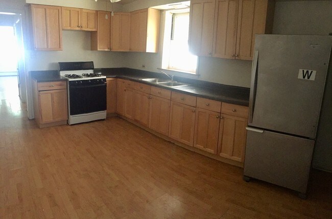 Kitchen - 2623 W Berwyn Ave Unit B