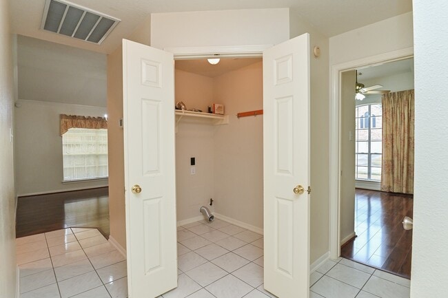 Photo - 12227 Meadowglen Dr