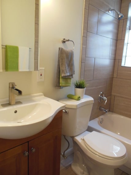 Bathroom w Tub 1201 Edgecliff