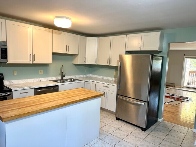 Kitchen looking into living room - M6 Stonehedge Dr Unit M6