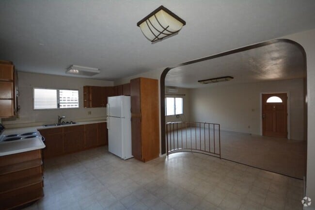 Building Photo - 2/1/2 Downstairs Apt B w/ Split Line A/C