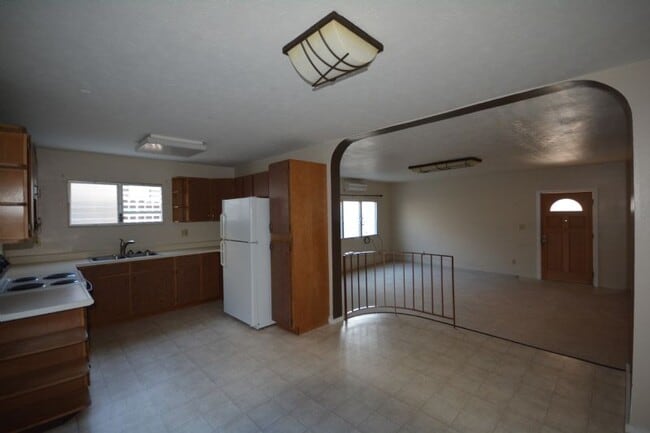 2/1/2 Downstairs Apt B w/ Split Line A/C - 2/1/2 Downstairs Apt B w/ Split Line A/C
