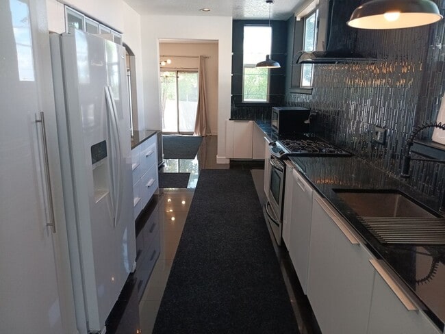 Photo - 3 Bedroom, 2.5 Bathroom Home! Schedule a S...