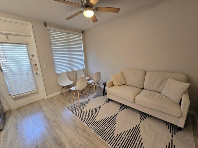 Building Photo - 441 Collins Ave Unit 5 Rental