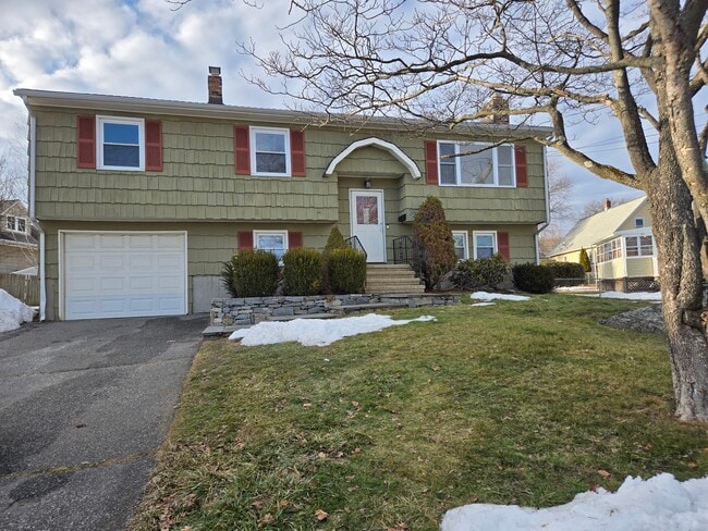 Building Photo - 32 Monroe St