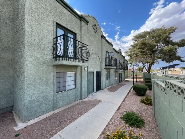 Building Photo - 2 BED 2 BATH TOWNHOUSE NEAR LAKE MEAD AND ...