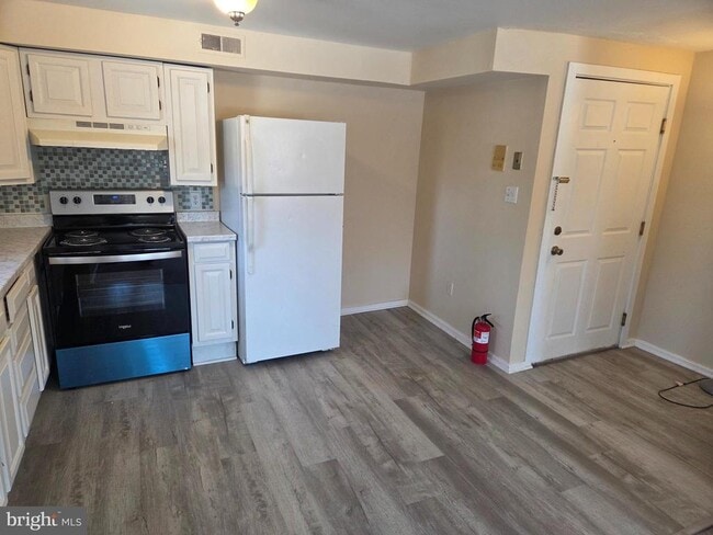 Building Photo - 504 Main St Unit 4