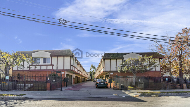 Photo - 124 W Kelso St Townhome