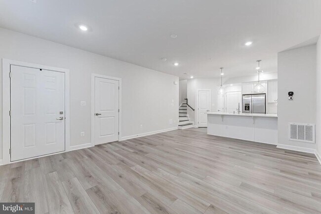 Photo - 21815 Express Ter