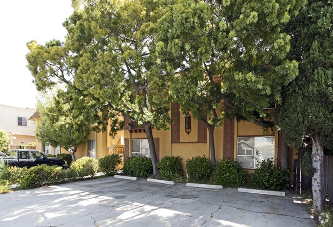 Primary Photo - 4627 Campus Ave Rental